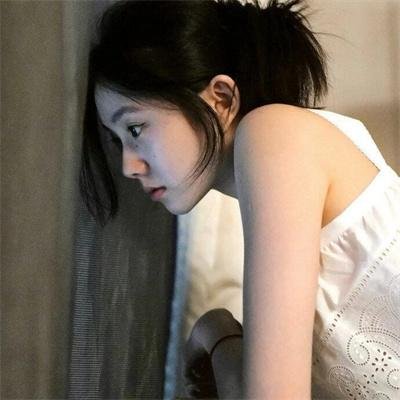 坐在酒吧里吃蛋糕